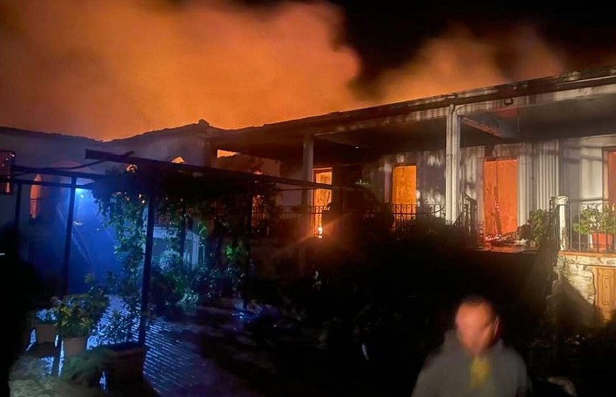 Αρκαδία: Μεγάλη φωτιά στο μετόχι της Ιεράς Μονής Παναγίας της Κανδήλας