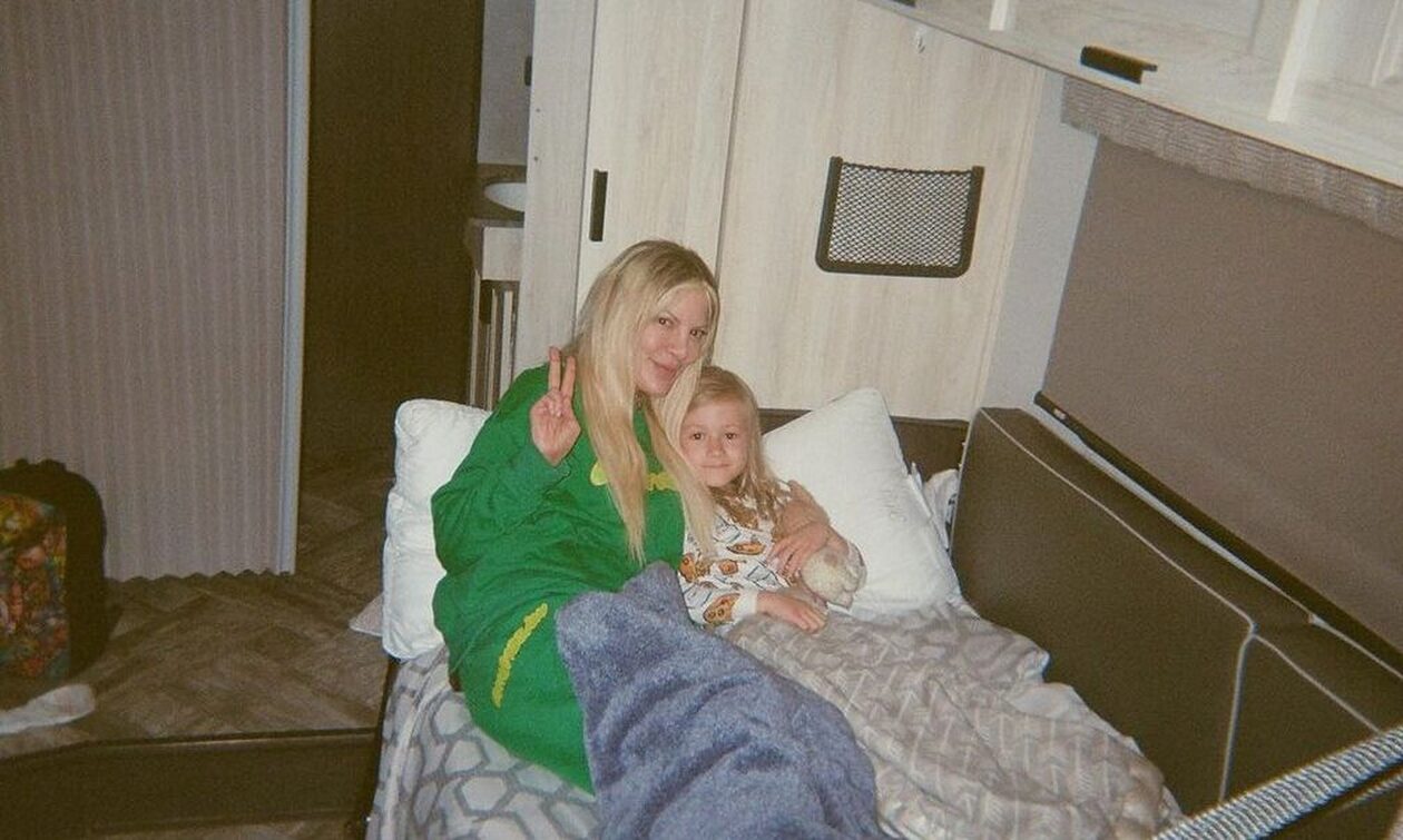 Τόρι Σπέλινγκ: Μένει με τα παιδιά της σε τροχόσπιτο – Οι φωτογραφίες που έδωσε στη δημοσιότητα