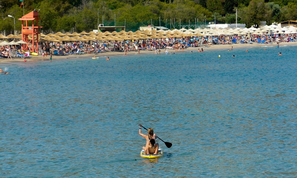 «Έξυπνη» ανακύκλωση στις πλαζ της Αττικής: Έρχονται εφαρμογές για Βουλιαγμένη και Βάρκιζα