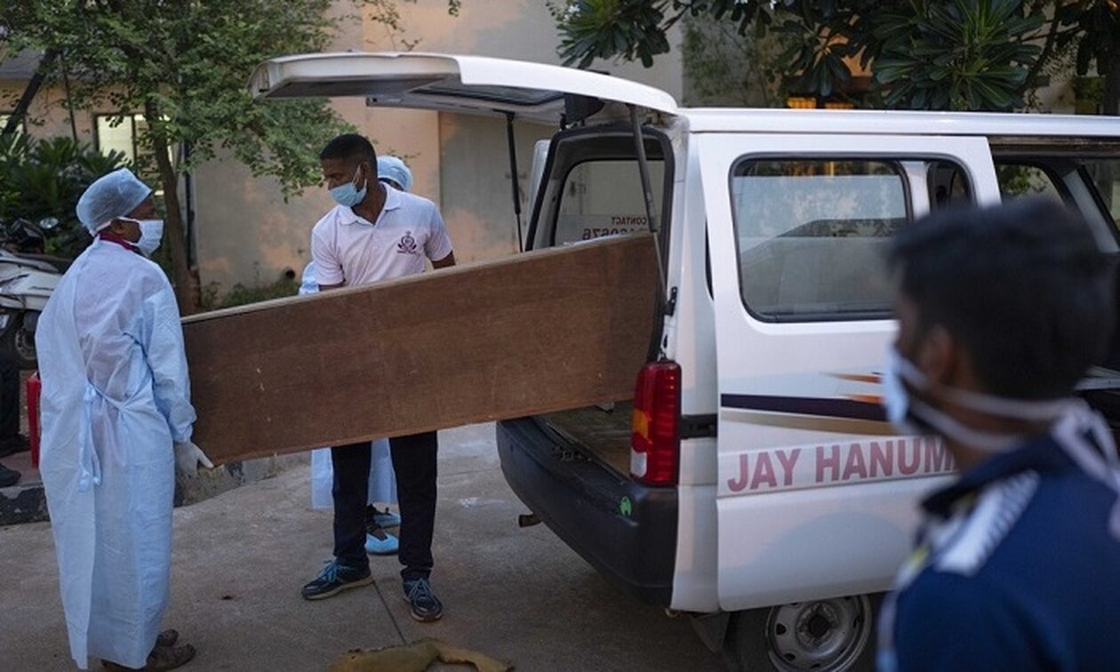 Ινδία: Αυτοκίνητο καταπλακώθηκε σε κατολίσθηση – Νεκροί οι πέντε επιβάτες