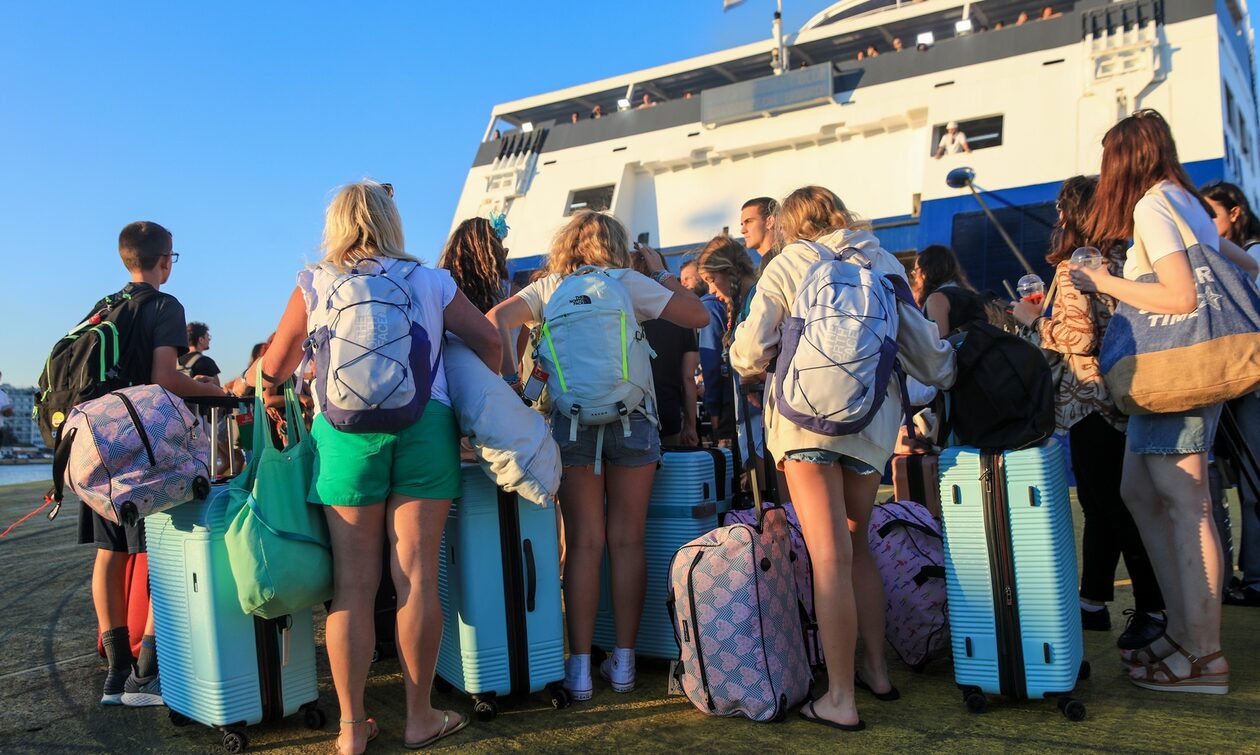 Σε εξέλιξη η έξοδος των αδειούχων του Αυγούστου – 32.580 επιβάτες αναχώρησαν χθες από τον Πειραιά