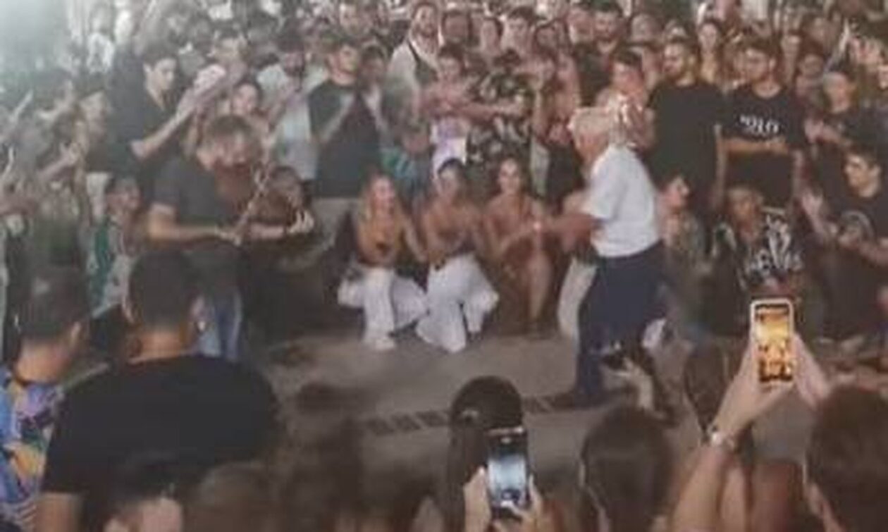 Τήνος: Καταχειροκροτήθηκε 86χρονος μετά του βαρύ του ζεϊμπέκικο σε πανηγύρι