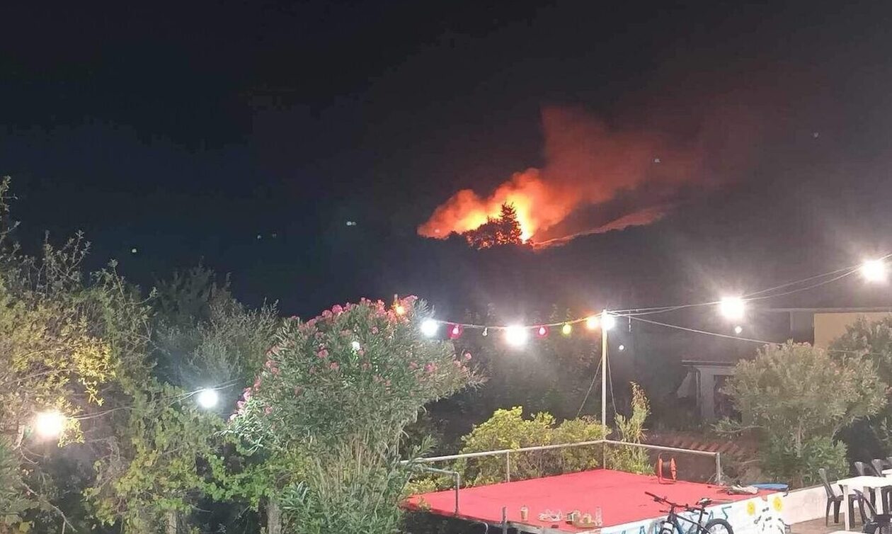 Μαίνεται η φωτιά στην Κεφαλονιά, σε αγροτοδασική έκταση