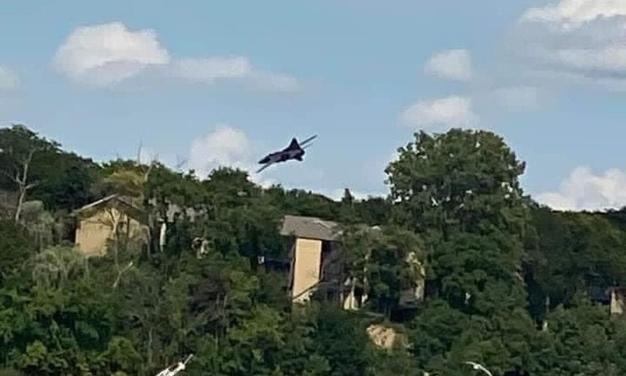 Μίσιγκαν: Συνετρίβη αεροσκάφος στη διάρκεια επίδειξης – Τελευταία στιγμή γλίτωσαν οι πιλότοι