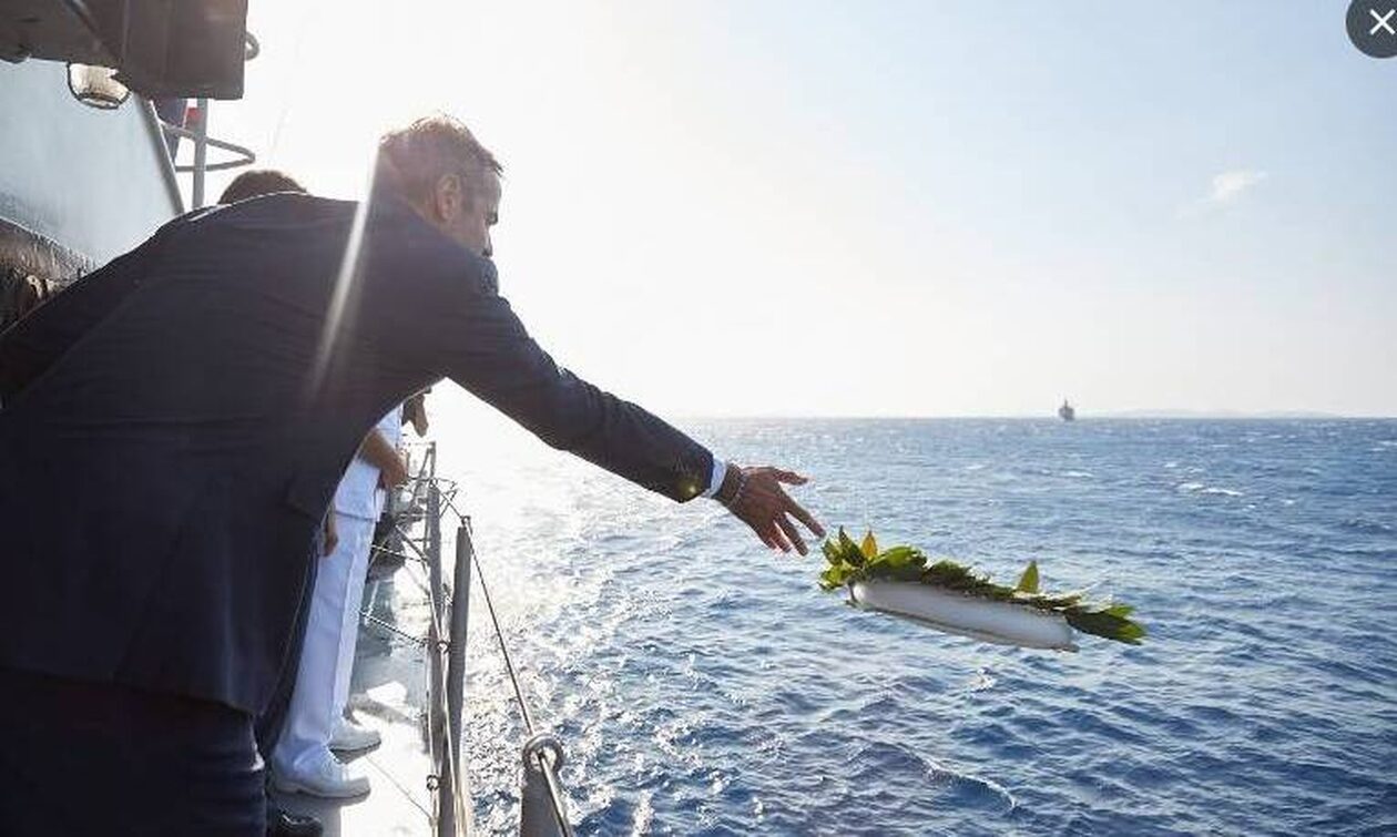 Live – Στην Τήνο ο Κυριάκος Μητσοτάκης: Τιμά με στεφάνι τους νεκρούς από το καταδρομικό «Έλλη» (vid)
