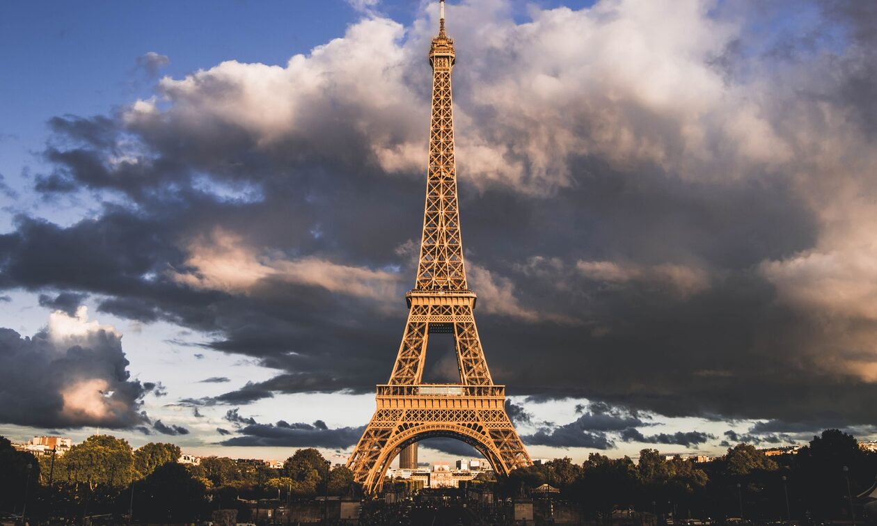 Γαλλία: Μεθυσμένοι τουρίστες βρέθηκαν να κοιμούνται στην… κορυφή του Πύργου του Άιφελ