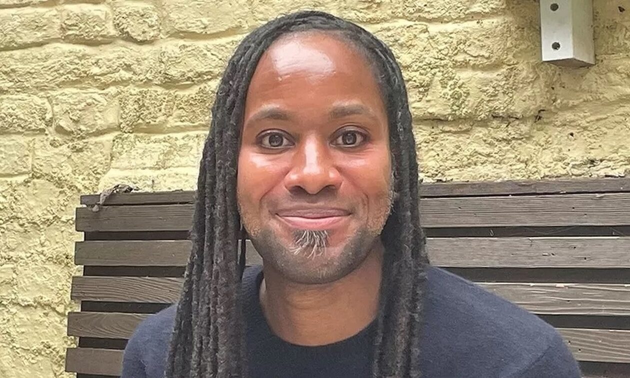 Έμαθε να μιλάει στα 11 και να διαβάζει στα 18 – Έγινε ο νεότερος μαύρος καθηγητής του Cambridge