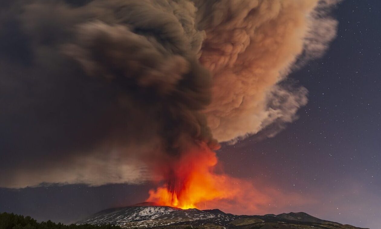 Ιταλία: Βρυχάται η Αίτνα: Συναγερμός για επικείμενη έκρηξή του