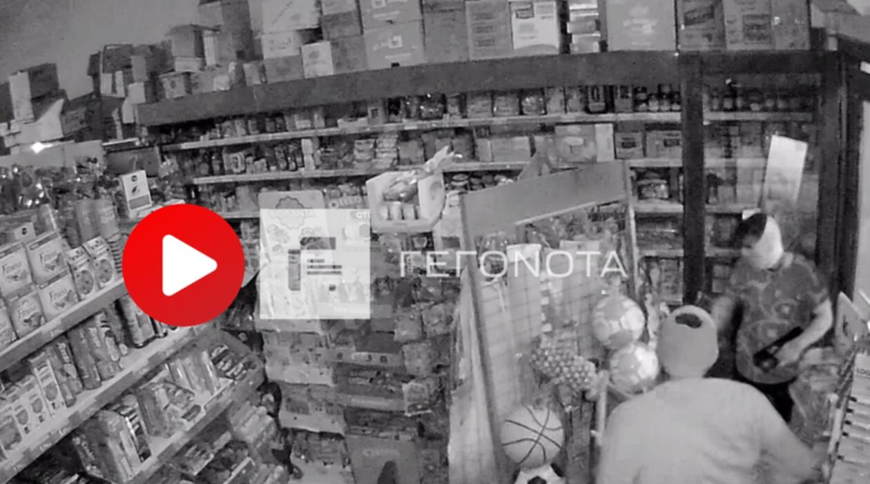 Βόλος: Διάρρηξη σε μάρκετ -Τι κατέγραψαν οι κάμερες- Έκλεψαν μέχρι και τις τσίχλες