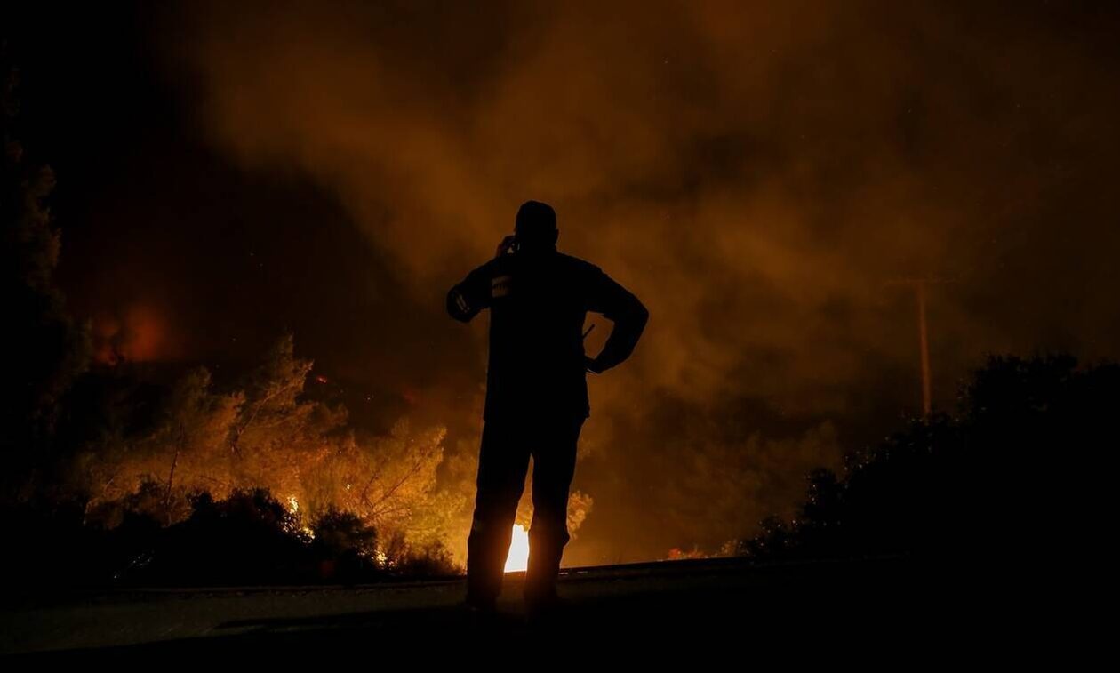 Φωτιά στο Ηράκλειο Κρήτης – Ενισχύθηκαν οι δυνάμεις της Πυροσβεστικής
