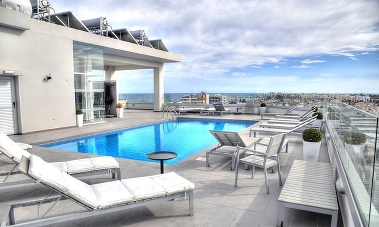 Περίεργη καταγγελία Βρετανίδας για δηλητηρίαση σε ελληνικό ξενοδοχείο: Τι απαντάει η επιχείρηση