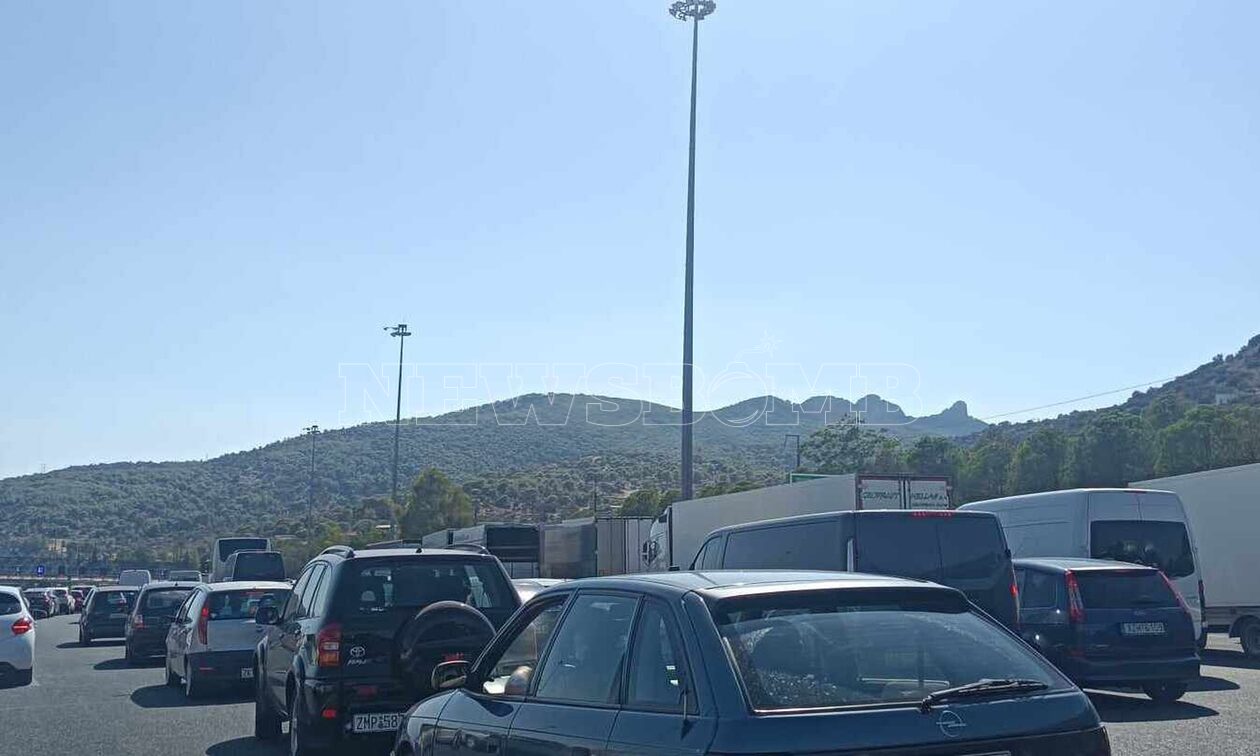 Κλειστά τα διόδια Ελευσίνας λόγω της φωτιάς σε βυτιοφόρο – Εγλωβισμένοι οδηγοί