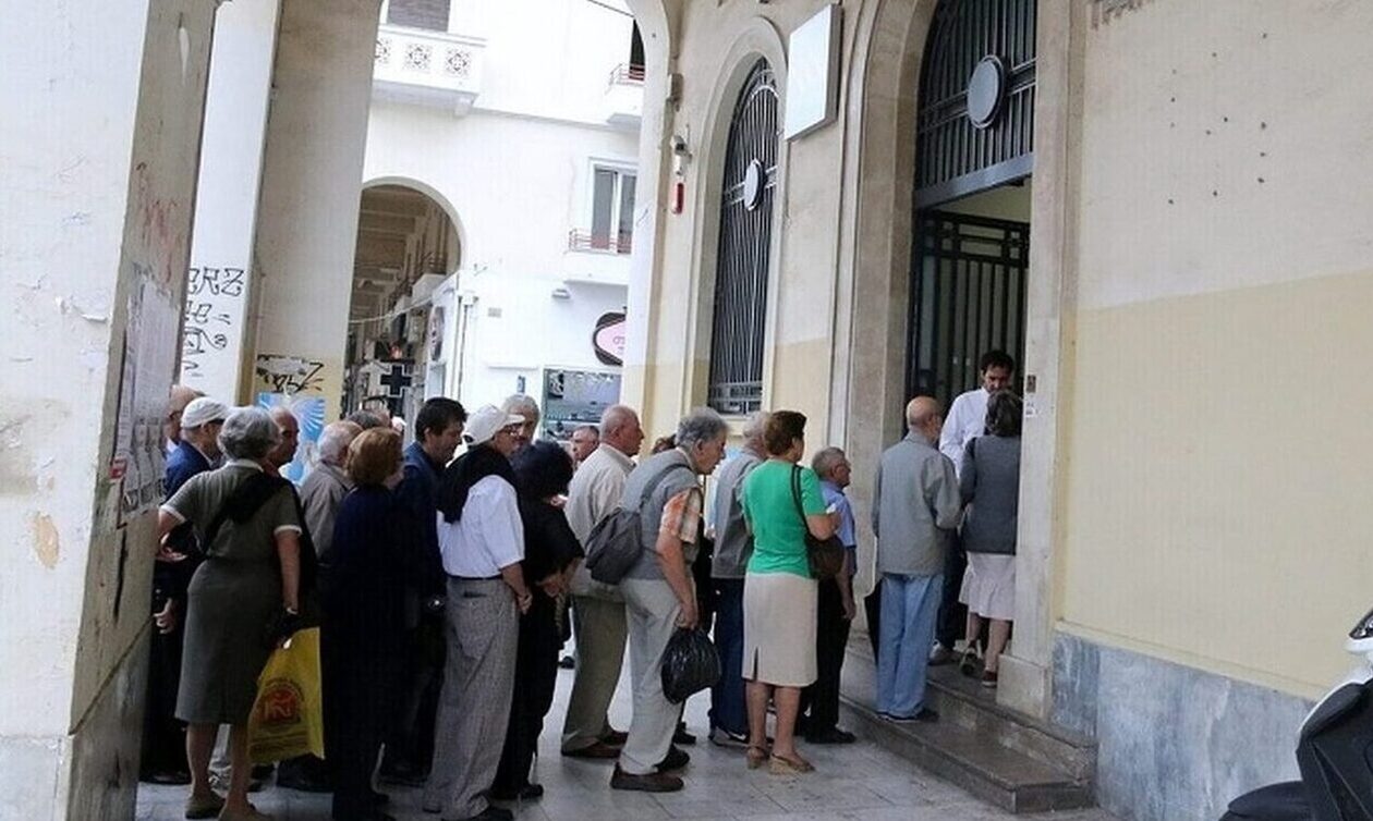 Οι μισές συντάξεις δεν ξεπερνούν τα 900 ευρώ