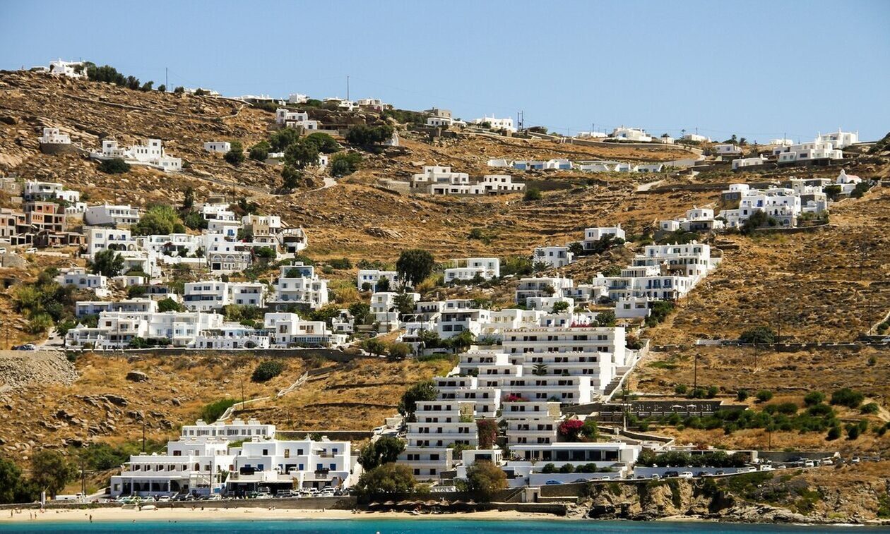 Μύκονος: Διαρροή λυμάτων στο παλιό λιμάνι – Οργή από τουρίστες και κατοίκους του νησιού