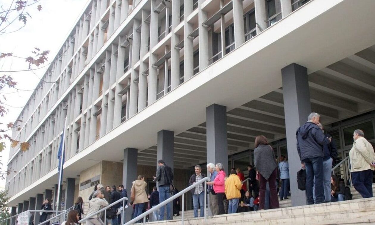 Ενδοοικογενειακή βία: Επιτέθηκε στην καρκινοπαθή μητέρα του – «Έχω φάει πολύ ξύλο από τον γιο μου»