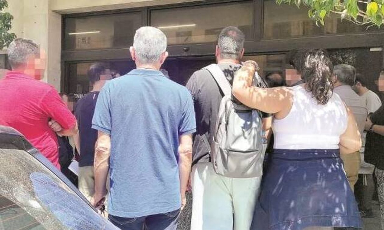 Απίστευτες εικόνες έξω από τα αστυνομικά τμήματα: «Ουρές» για νέες ταυτότητες χωρίς… τσιπάκι!