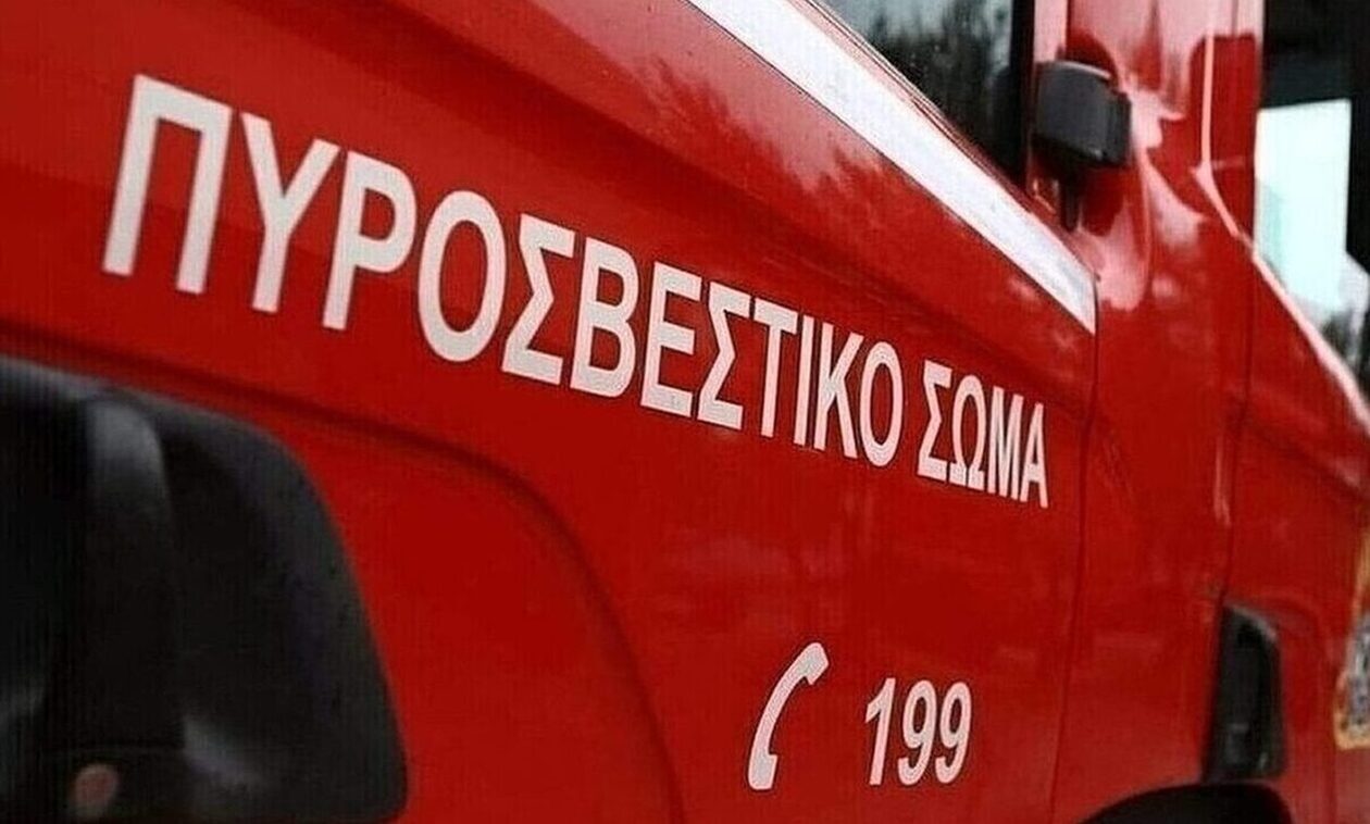 Λάρισα: Στις φλόγες τυλίχθηκε αυτοκίνητο σε αυλή