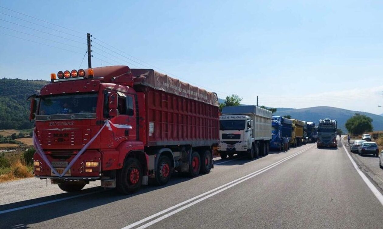 Κοζάνη: Στολισμένες νταλίκες, κορνάροντας, συνοδεύουν γαμπρό σε γάμο (vid)