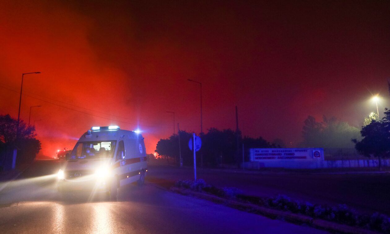 Φωτιά στην Αλεξανδρούπολη: Με λεωφορεία του ΚΤΕΛ απομακρύνθηκαν ηλικιωμένοι από δομές της Μητρόπολης