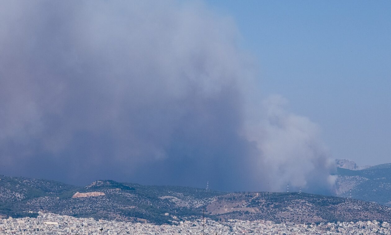 Φωτιά στη Φυλή – Αρτοποιός: «Δεν κινδυνεύει η Μονή Κλειστών – Να απομακρυνθούν οι κάτοικοι»