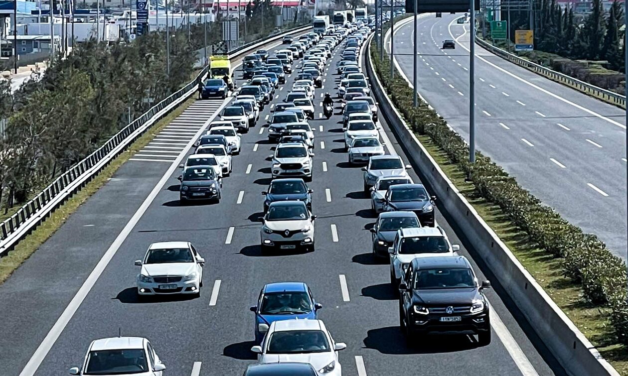 Φωτιά στη Φυλή: Έκλεισε η Αττική Οδός και στα δύο ρεύματα