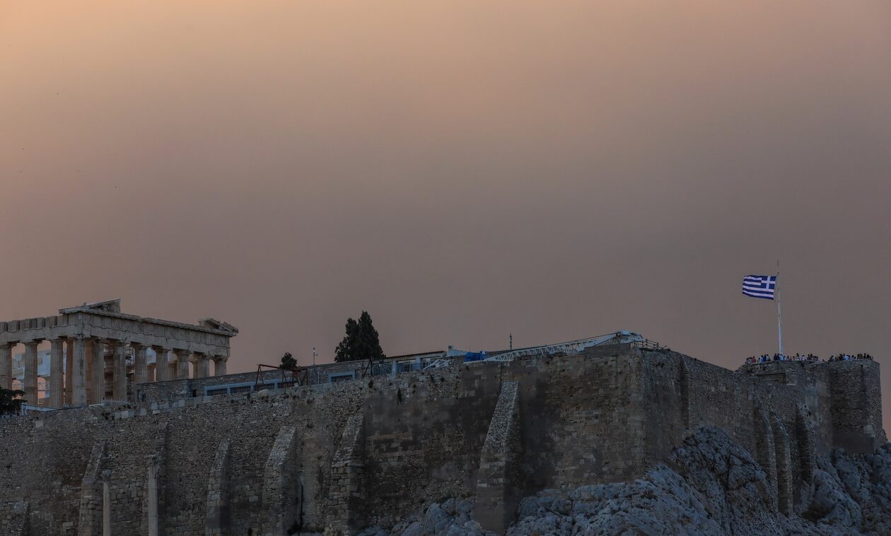 Το βίντεο που έγινε viral: Η φωτιά στην Πάρνηθα έβαλε την Ακρόπολη σε σύννεφο καπνού