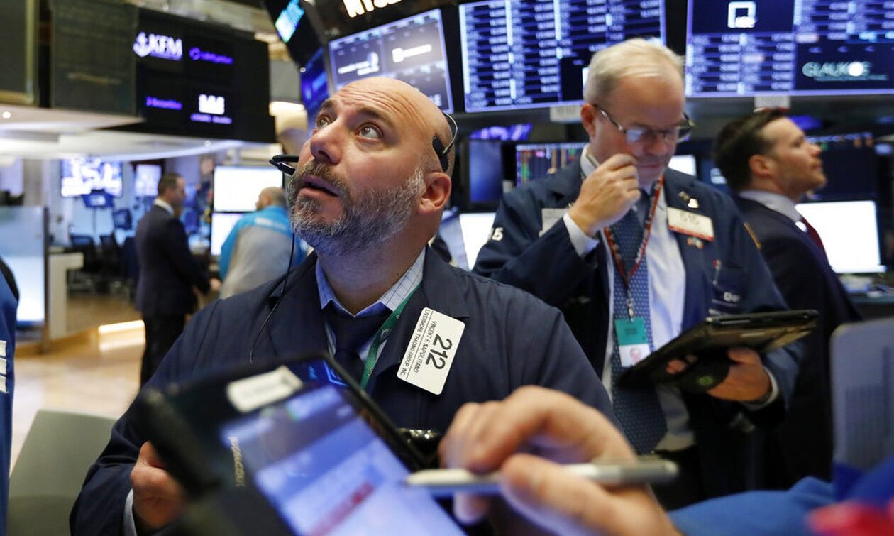 Πιέσεις στη Wall Street – Επιμένουν οι ανησυχίες για τα επιτόκια