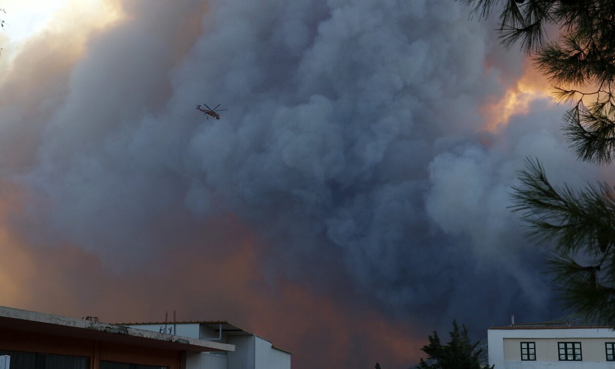Φωτιά στην Πάρνηθα: Ξεκίνησαν οι εναέριες ρίψεις – Προσπάθειες να μην φτάσει στον Εθνικό Δρυμό