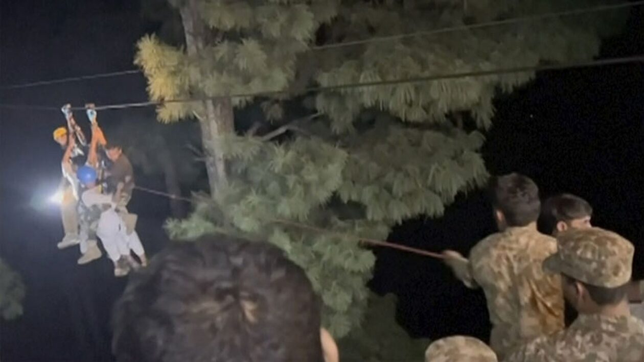 Εντυπωσιακό βίντεο από τον απεγκλωβισμό των μαθητών στο Πακιστάν – Κρέμονταν σε φαράγγι 274 μέτρων