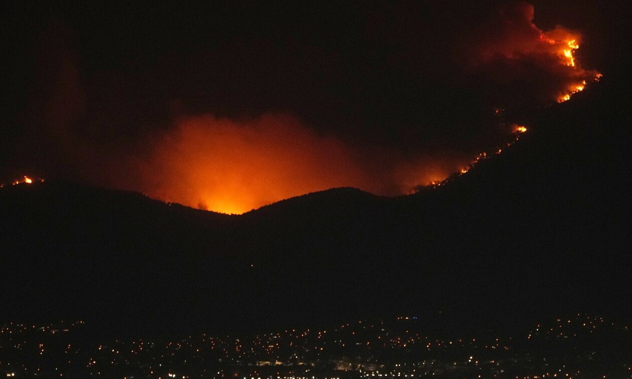 Φωτιά στην Πάρνηθα: Νέο μήνυμα από 112 – Συναγερμός για δύο μεγάλα μέτωπα – Τραυματισμός πυροσβέστη