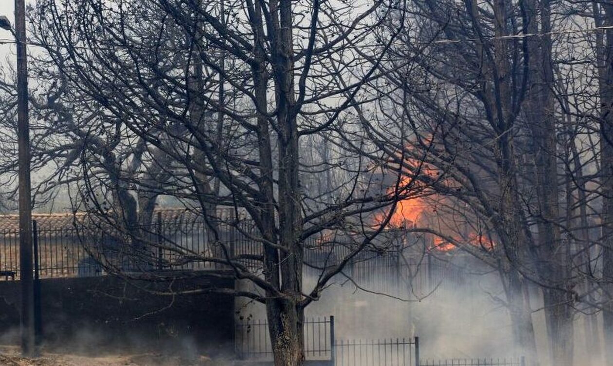 O ρόλος του στρατού στη μάχη με τις φλόγες: Ολονύχτια επιτήρηση και περιπολίες μέσα στα βουνά