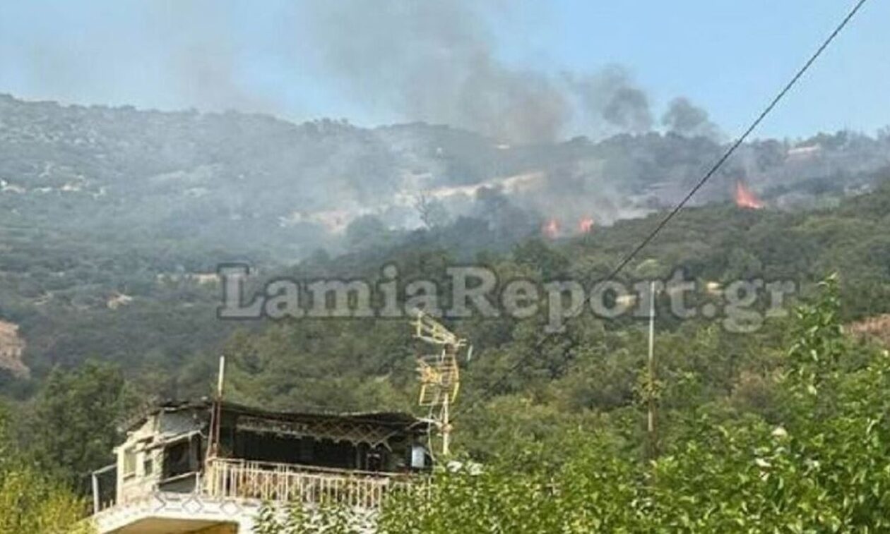 Καιρός: Ξαφνική βροχή στη Μακρακώμη – Υπό έλεγχο η φωτιά στη Βίτωλη