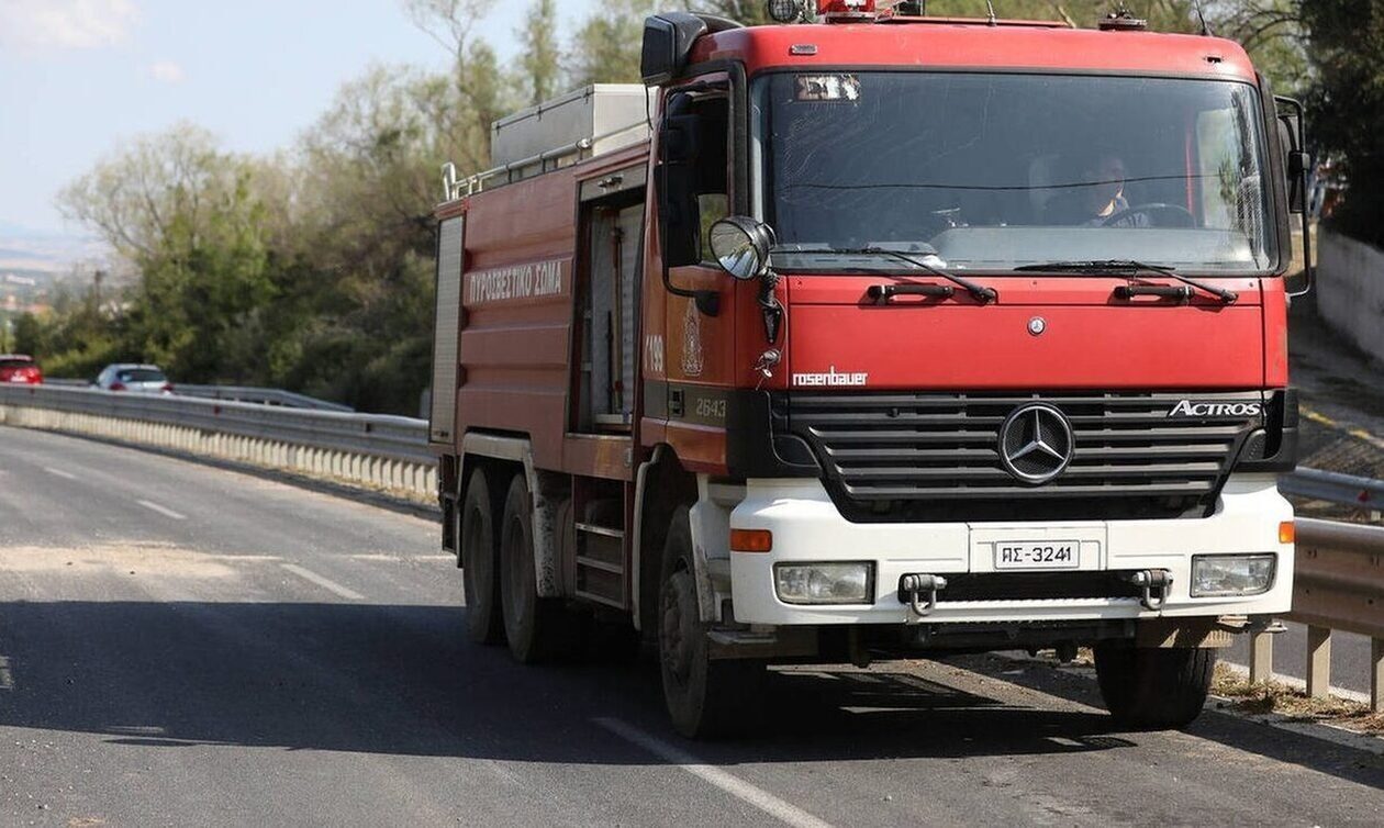 Συναγερμός για αυτοκίνητο που πήρε φωτιά σε παράδρομο κοντά στο Μαρκόπουλο