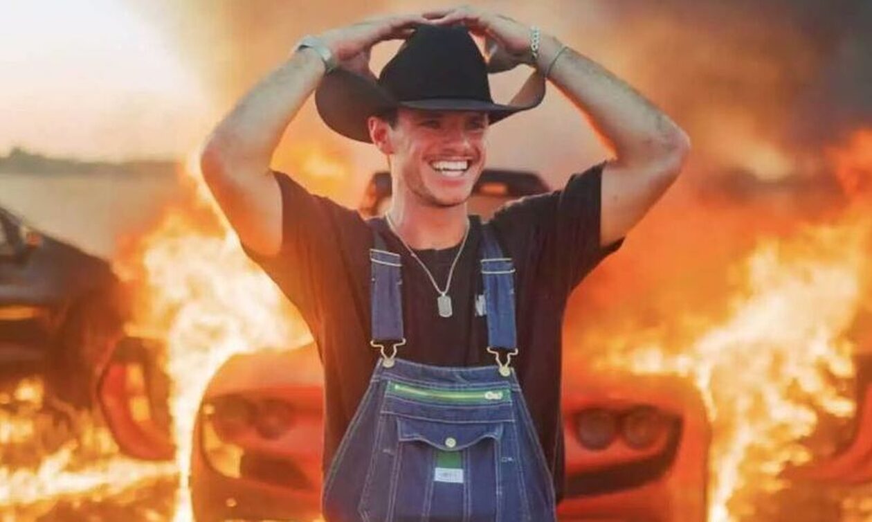 YouTuber αγόρασε Ferrari και την… έκαψε σε χωράφι – Αυτό είναι το απίστευτο βίντεο