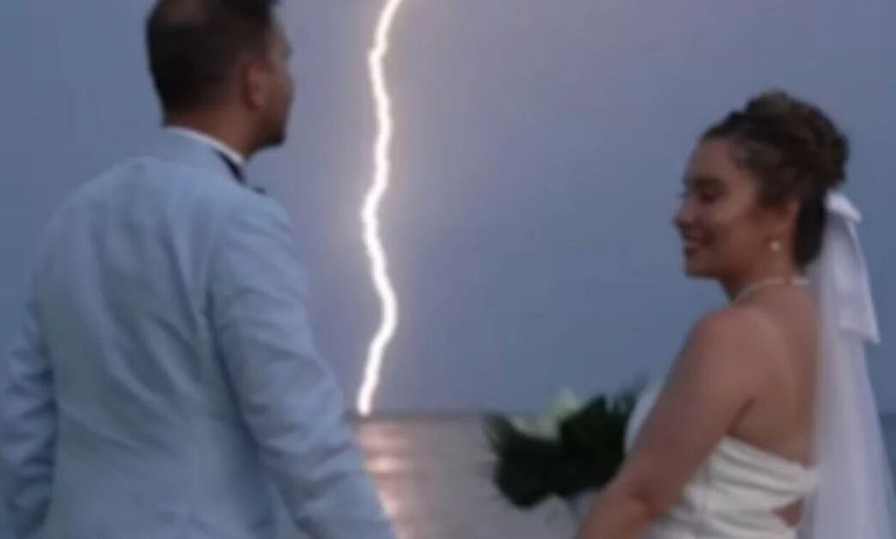 Ζάκυνθος: Νεόνυμφοι φιλήθηκαν και αμέσως έπεσε κεραυνός – Αυτό είναι το μοναδικό βίντεο