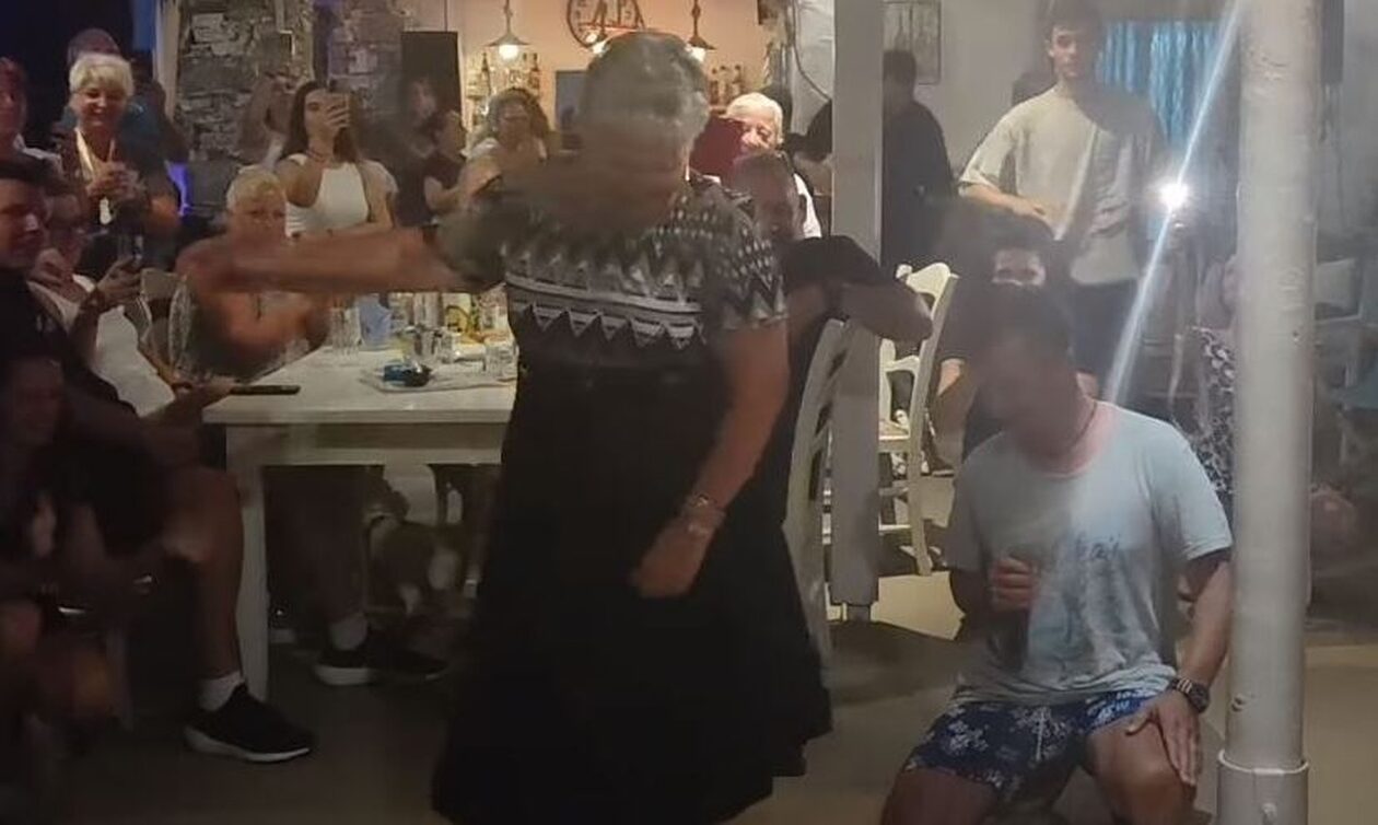 Σύρος: Ο Δημήτρης Μπάσης «υποκλίθηκε» στο ζεϊμπέκικο της κυρά Βαγγελιώς (vid)