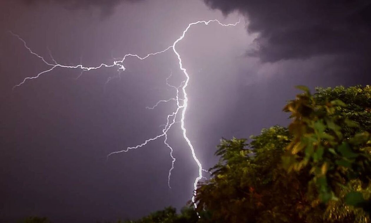 Meteo: Κρυφή απειλή οι πυρκαγιές λόγω κεραυνών – Τι είναι η ξηρή καταιγίδα