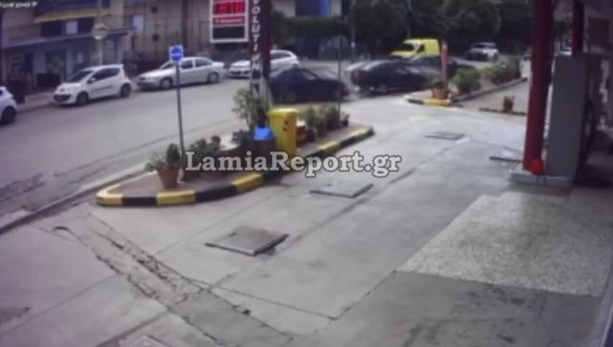 Λαμία: Τροχαίο ατύχημα στο κέντρο της πόλης – Καρέ καρέ η εκτροπή αυτοκινήτου σε στροφή (vid)