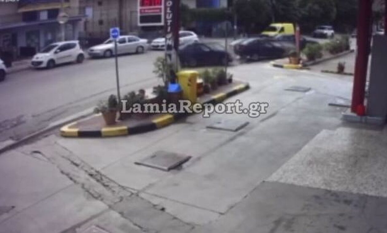 Λαμία: Καρέ – καρέ η εκτροπή αυτοκινήτου στη στροφή