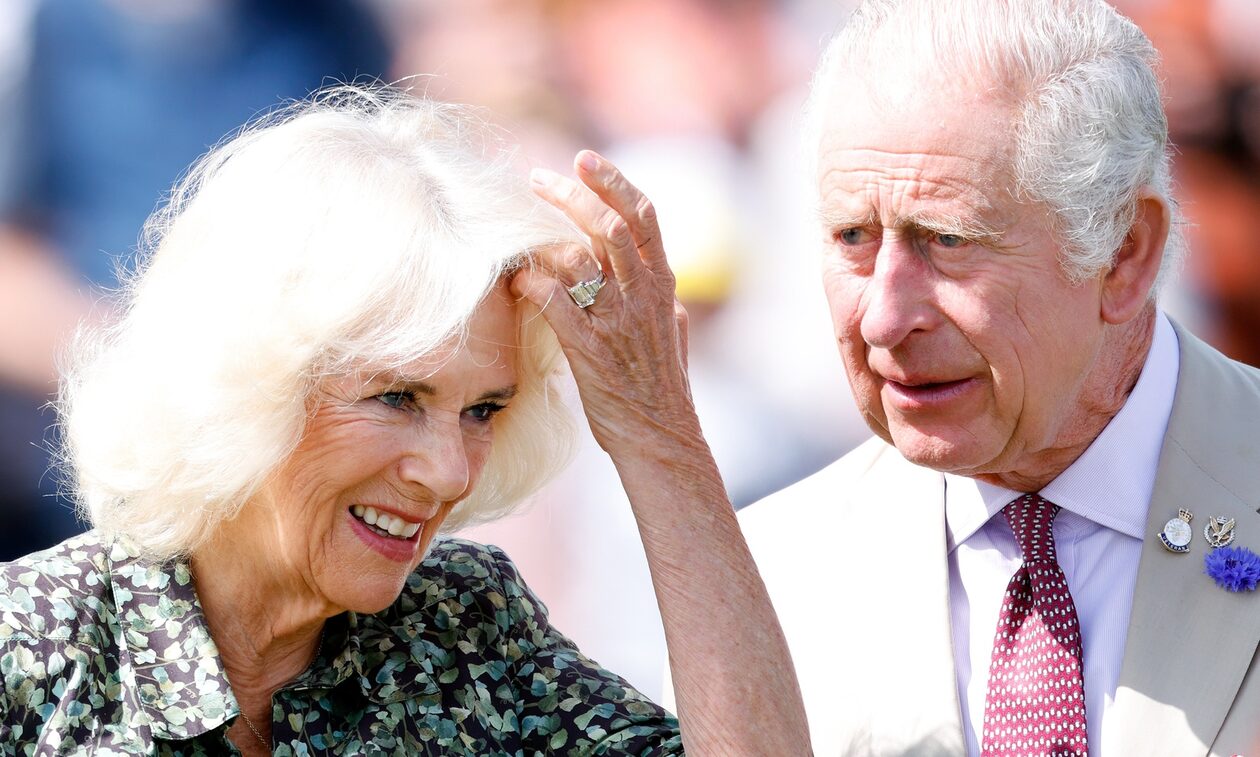 Κάρολος: Σχεδιάζει «μεγάλες περικοπές» στο βασιλικό προσωπικό