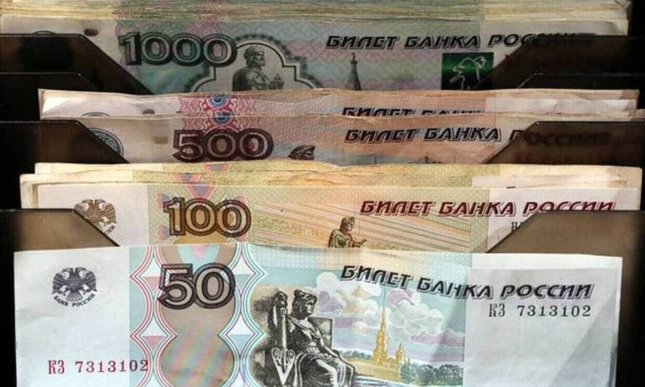Οι κυρώσεις της Δύσης δεν εξοντώνουν, αλλά πιέζουν τη ρωσική οικονομία