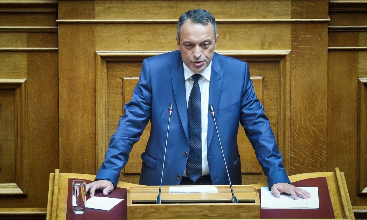 Σπαρτιάτες: Διέγραψε τρεις βουλευτές ο Βασίλης Στίγκας