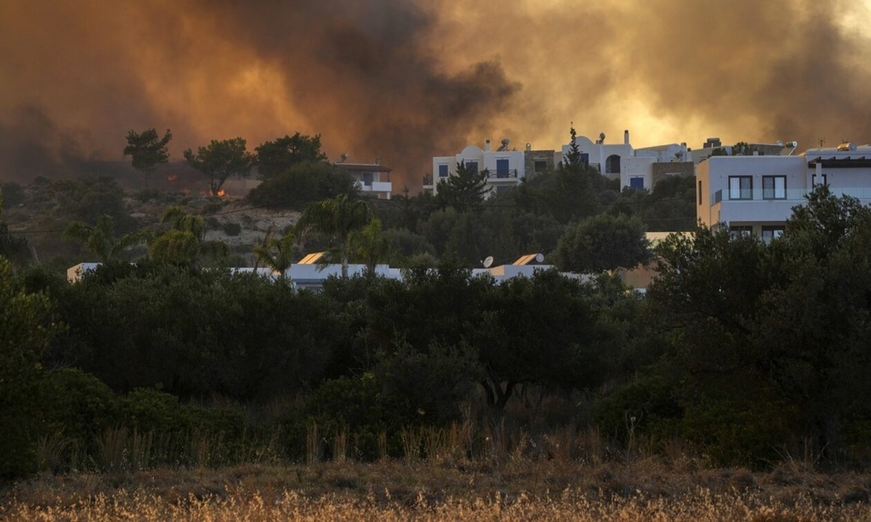 Πυρκαγιές στη Ρόδο: «Είδα το σπίτι μου να καίγεται στο Facebook» – Οδοιπορικό του Guardian στο νησί