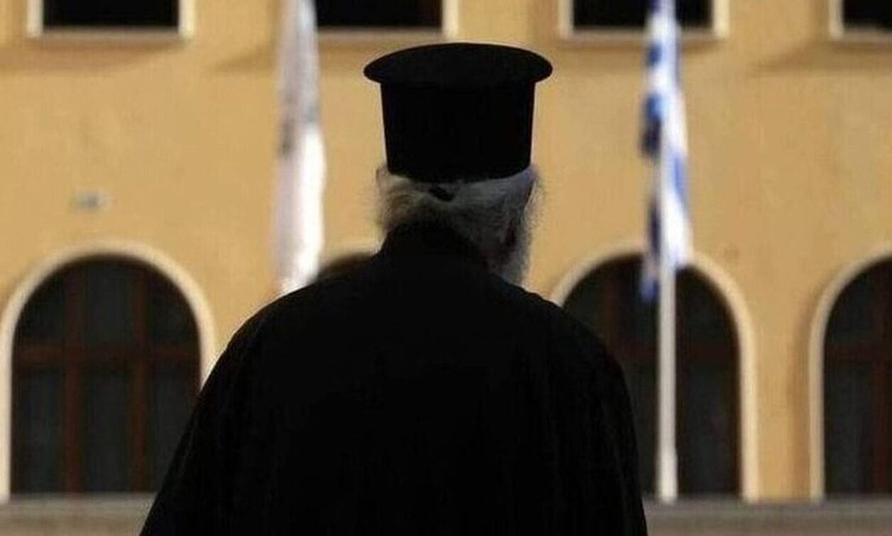 Ηράκλειο: Στο «μικροσκόπιο» των αρχών ιερέας – Οι εικόνες και τα δεκάδες χιλιάδες ευρώ