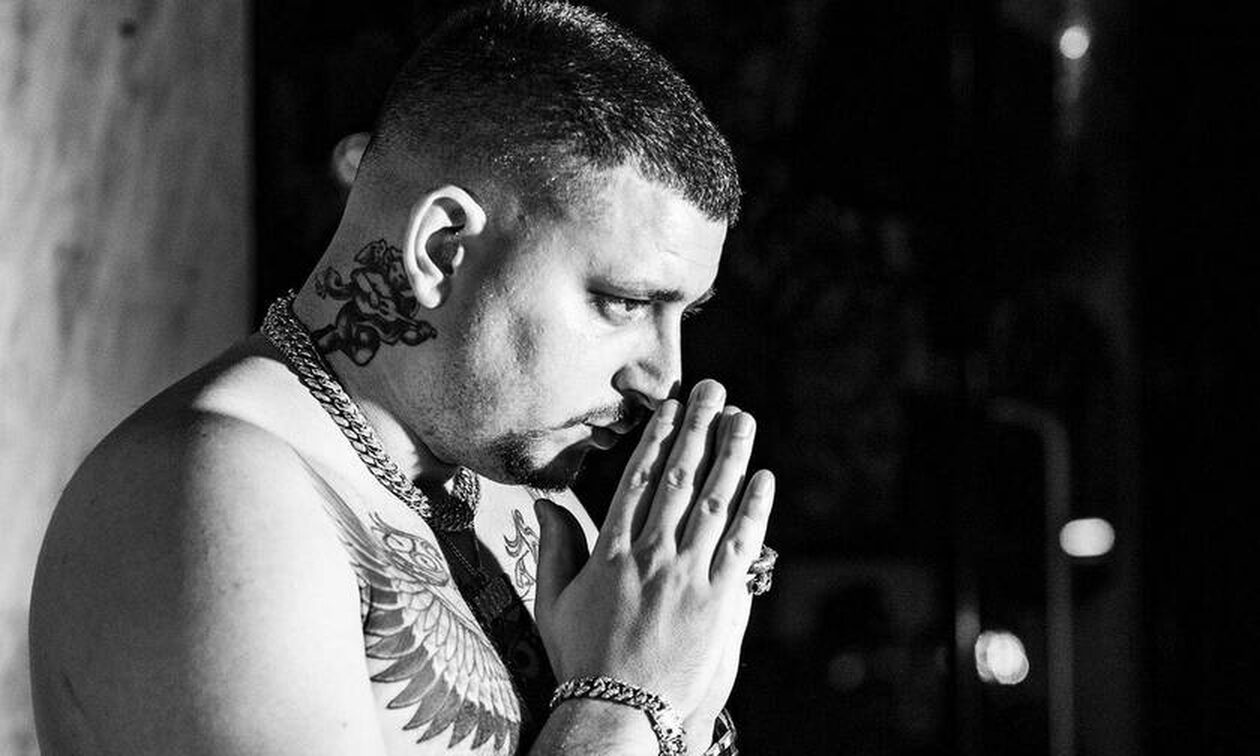 Δύο χρόνια από το θάνατο του Mad Clip: Λουλούδια και καπνογόνα από θαυμαστές στο σημείο του τροχαίου