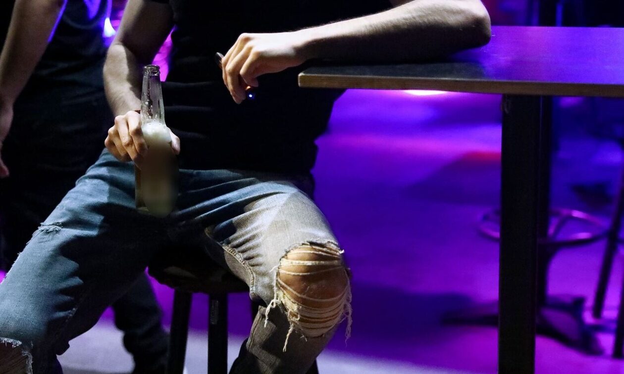 Έφοδος της ΑΑΔΕ στην Κέρκυρα: «Λουκέτο» σε 28 μπαρ στον Κάβο – Πώς έστηναν το κόλπο σφηνάκια