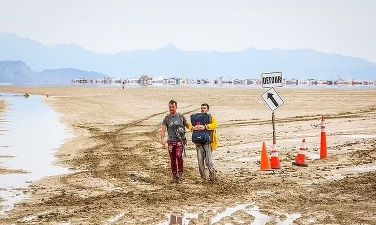 Burning Man: Χιλιάδες επισκέπτες παγιδευμένοι στην έρημο της Νεβάδα – Ένας νεκρός