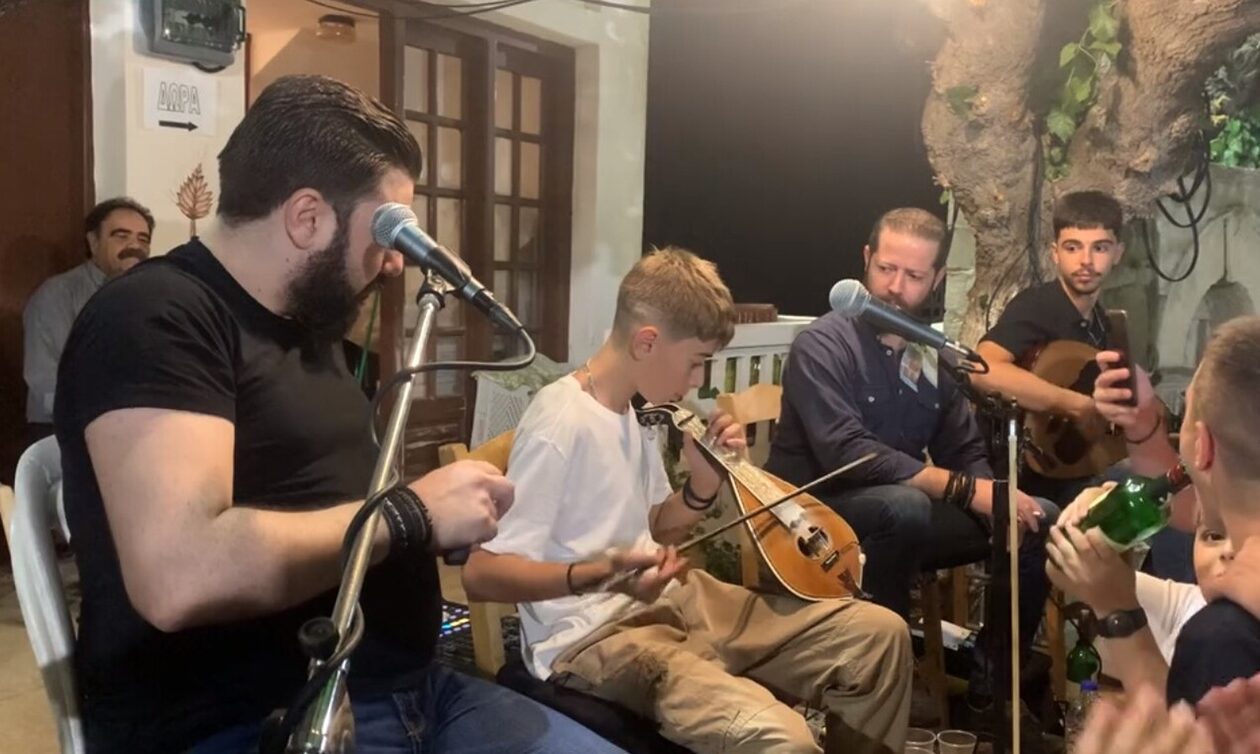 Viral ο μικρός Ελληνοκαναδός που έμαθε λύρα μόνος του – Συγκίνησε σε γλέντι στο Ηράκλειο
