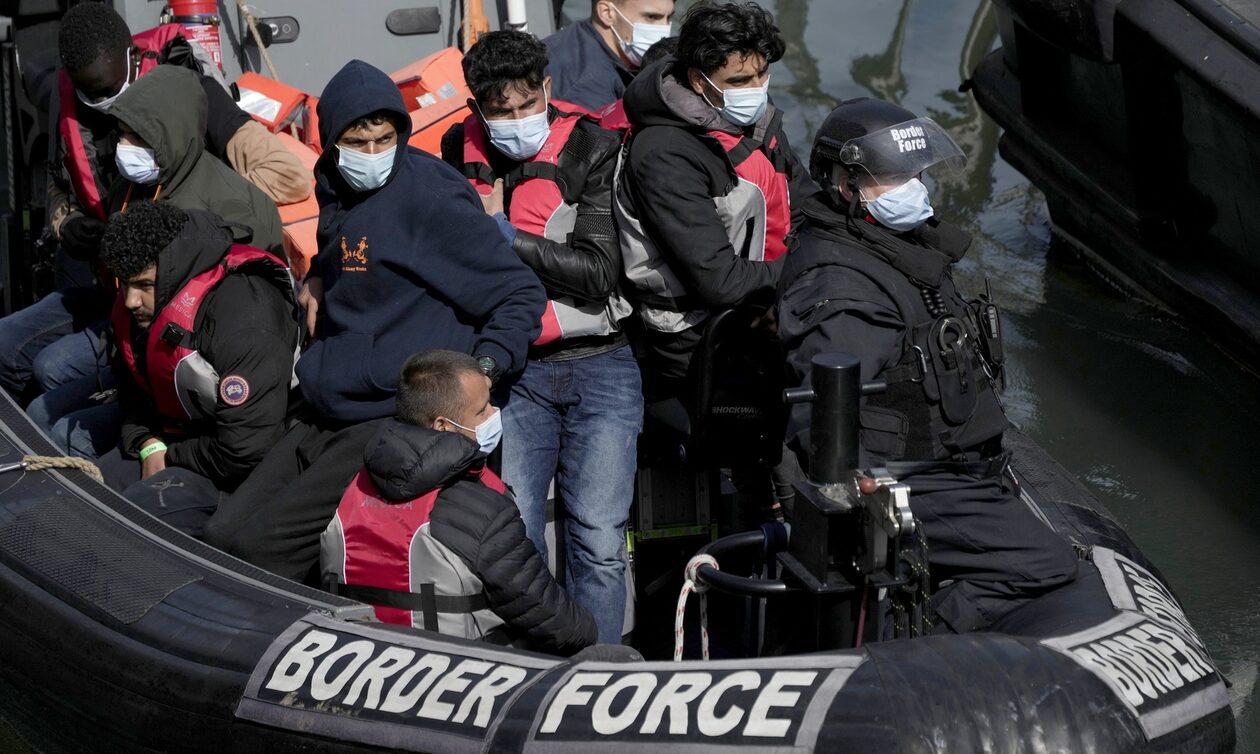 Βρετανία: 872 μετανάστες πέρασαν στη χώρα μέσα σε μια μέρα – Αριθμός ρεκόρ για το 2023