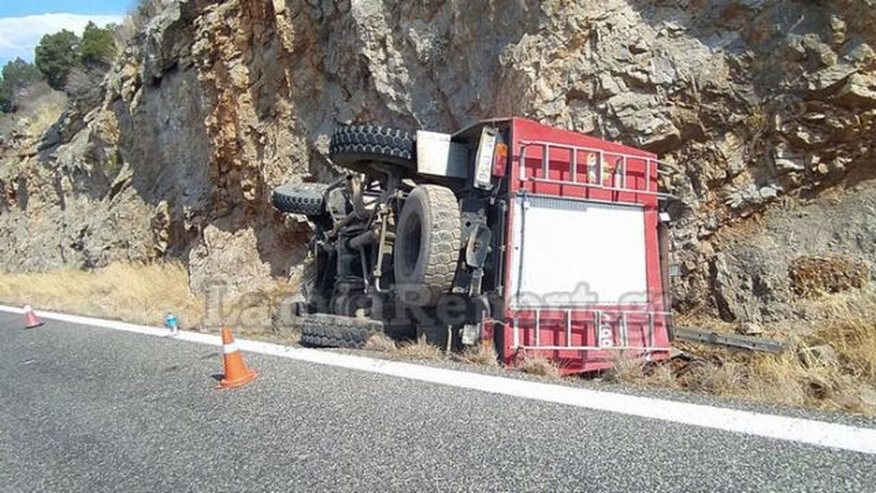 Ιτέα: Ανατράπηκε πυροσβεστικό όχημα που επέστρεφε από τα μέτωπα – Δύο τραυματίες